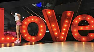 exhibit guarrita con putifalda mostrando las bragas