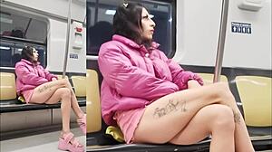 exhibit guarrita con putifalda mostrando las bragas