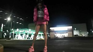 exhibit guarrita con putifalda mostrando las bragas