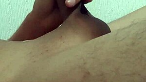 Una paja antes de dormir con corrida