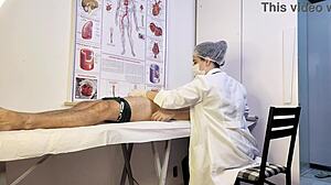 Paciente n�o aguenta e fica duro na frente da enfermeira durante o exame. Nurse teases hard patient with deepthroat and rough sex.