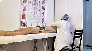 Paciente n�o aguenta e fica duro na frente da enfermeira durante o exame. Nurse teases hard patient with deepthroat and rough sex.