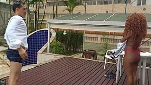 Quase me afoguei pela morena na piscina, ela fez boca e buceta em mim 😏