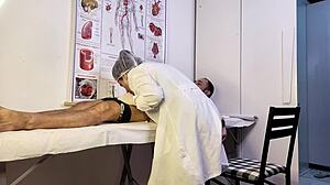 Paciente n�o aguenta e fica duro na frente da enfermeira durante o exame. Nurse teases hard patient with deepthroat and rough sex.