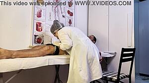Paciente n�o aguenta e fica duro na frente da enfermeira durante o exame. Nurse teases hard patient with deepthroat and rough sex.