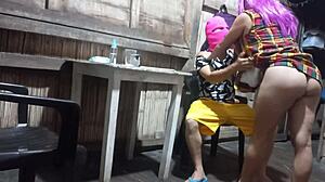 video reciente con madrastra de compañía ella se le insinúa al hijastro el hijastro se excita y hace algo sorprendente porno real casero