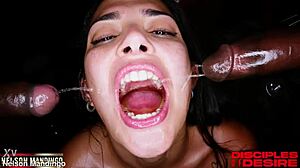 라틴 여자가 극한 그룹섹스 즐겨