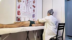 Paciente n�o aguenta e fica duro na frente da enfermeira durante o exame. Nurse teases hard patient with deepthroat and rough sex.