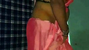 This shemale performs a hot mujra in saree