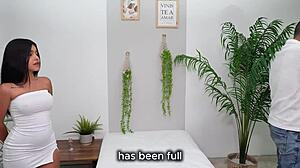 Ny kunde tænder mig og jeg giver hans massage en happy ending - Camila Henao.