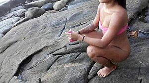 Flagrei 3 Gostosas Fazendo Xixi na Praia com as Coleguinhas Paty Bumbum Melissa Devassa Arlequina do Funk