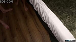 Dos Amigos Van a la Habitación de la Vecina del Hotel a Follarla Duro - Andrea Retali!