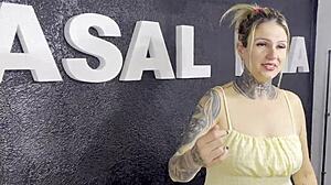 Fui fazer tatuagem no cu minha buceta escorreu tatuadora limpou com lingua