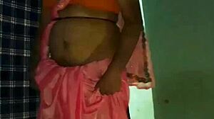 This shemale performs a hot mujra in saree