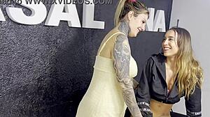 Fui fazer tatuagem no cu minha buceta escorreu tatuadora limpou com lingua