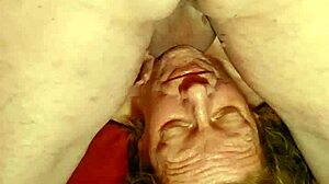 Rdečelaska dobi grlo jebano po preveč pitju