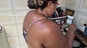 madrasta leva muita gozada no rosto na cozinha de casa