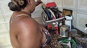 madrasta leva muita gozada no rosto na cozinha de casa