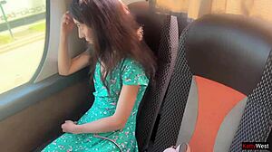 Tarado punhetando no busão, mina pega pau em flash público