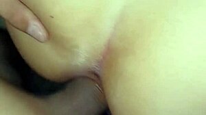 Cravando o pau no cu da esposa de quatro e gozando dentro olha como ficou