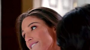 Novinhas gostosas se divertem com sexo intenso.