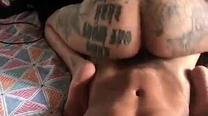 Chupando a Buceta da Rabuda e Ela Sentando de Costas