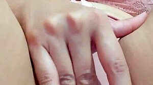 mulher ama postar cada esfregadinha na buceta que ela dá, ficando toda molhada e excitada.