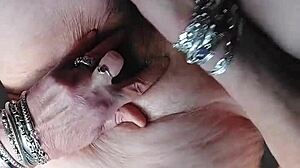 Oma Gebruik Dildo En Komkommer In Harige