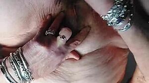 Oma Gebruik Dildo En Komkommer In Harige