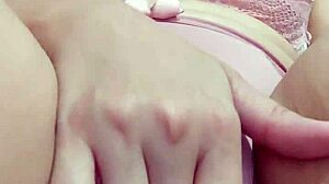 mulher ama postar cada esfregadinha na buceta que ela dá, ficando toda molhada e excitada.