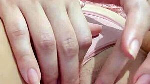 mulher ama postar cada esfregadinha na buceta que ela dá, ficando toda molhada e excitada.