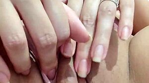 mulher ama postar cada esfregadinha na buceta que ela dá, ficando toda molhada e excitada.