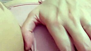 mulher ama postar cada esfregadinha na buceta que ela dá, ficando toda molhada e excitada.