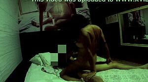 Gozando no pau do amante anal interracial