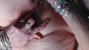 Oma Gebruik Dildo En Komkommer In Harige