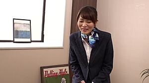 客室乗務員とは、旅客機で乗客の世話をする乗務員のこと。その「おもてなし」のプロであるcaが今回avに出演。