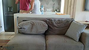 mi novio me presento a su padrastro follamos mientras cocinaba y me lo folle