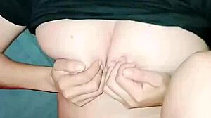 Esto es un video casero real donde me folla por las mañanas y me da su esperma espesa