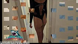 Joven Venezolana Se Masturba Para Un Viejo Gordo.