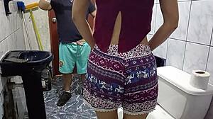 Me espiaron en el baño y terminé follando