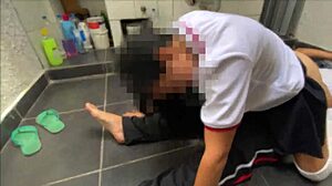 que ricas nalguitas tiene mi hijastra en uniforme escolar