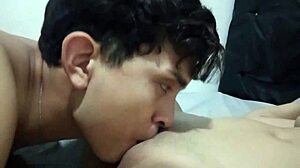 Hermanastro pervertido lame el delicioso coño de la hermanastra latina de 18 años