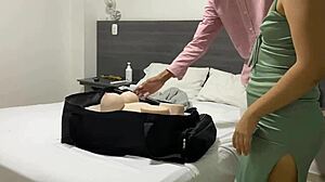 mi hermanastra quiere ense�arme a follar con la mu�eca, pero �quiere mi pene tambi�n!