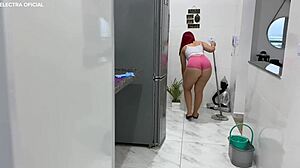 empregada adora deixar tudo limpinho para seu patrão ela ama provocar com esse shortinho curtinho