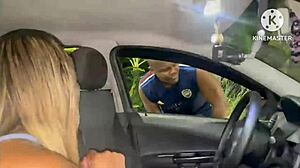 Esposa Traindo O Marido Na Rua Depois Que O Carro Acabou A Gasolina O Corno Ainda Abraça O Comedor