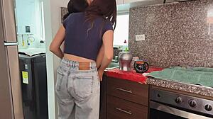 a mi vecina le encanta que yo la acompañe a tomar café, pero terminamos lamiendo coños al aire libre