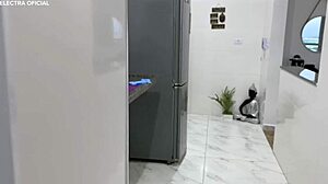 empregada adora deixar tudo limpinho para seu patrão ela ama provocar com esse shortinho curtinho