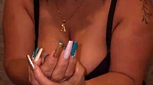 mi madrastra me encuentra masturbandome con su tanga y me lo chupa parte 1