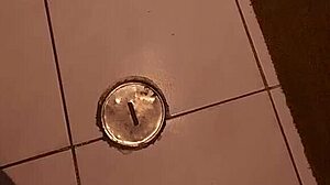 mi madrastra me encuentra masturbandome con su tanga y me lo chupa parte 1