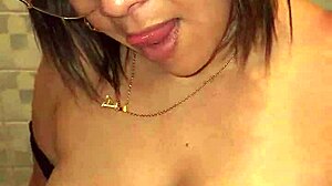 mi madrastra me encuentra masturbandome con su tanga y me lo chupa parte 1